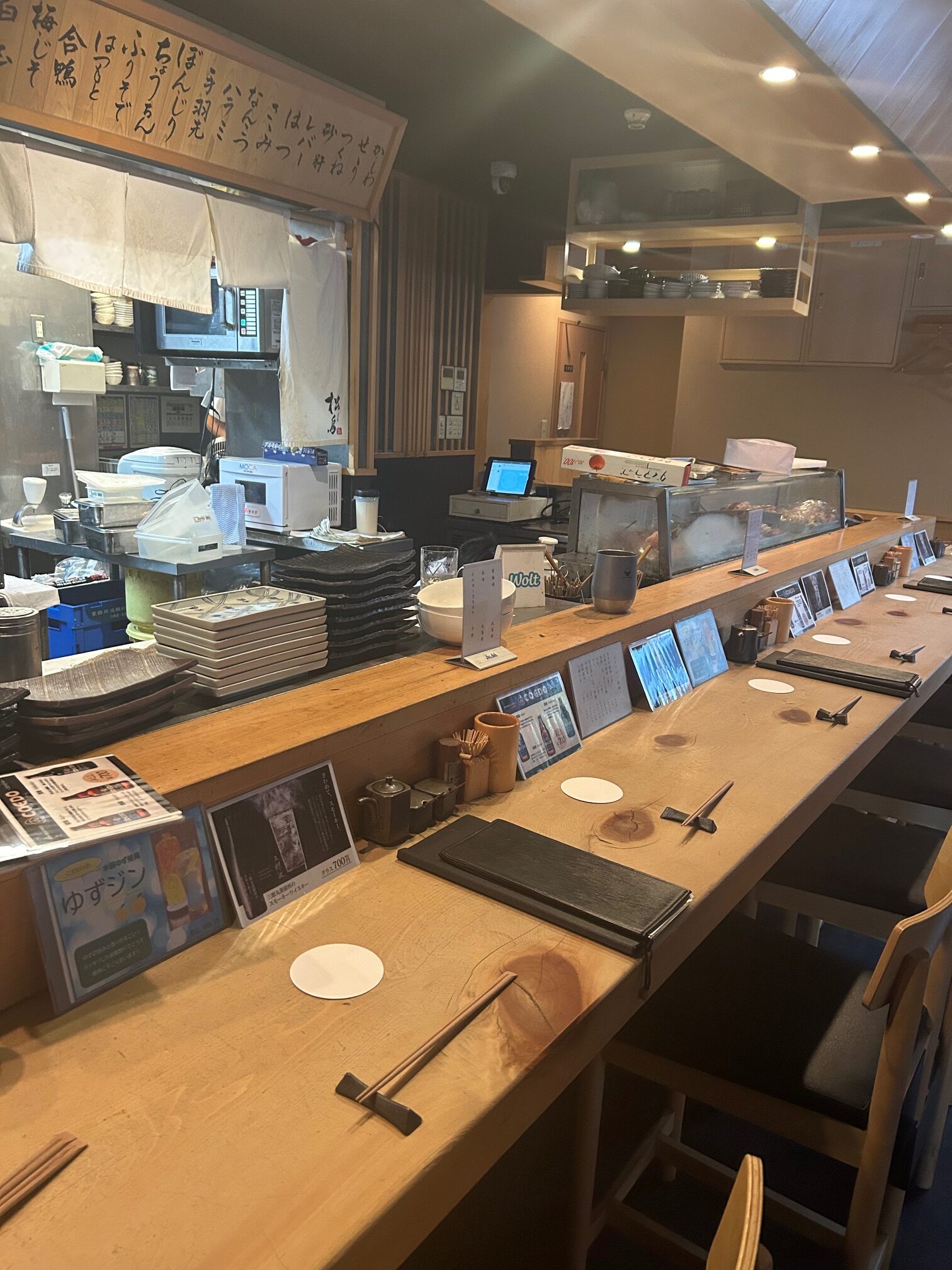 コの字カウンターで楽しむ、こだわりの空間